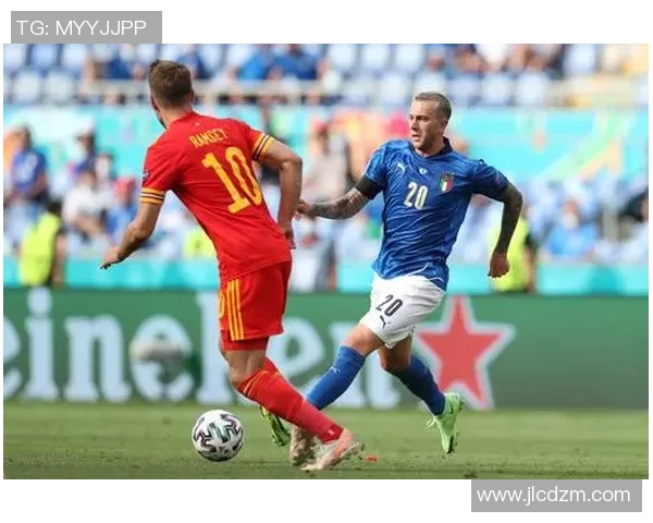 意大利足球明星在赛场上展现精彩瞬间的拖地图片集锦 意大利足球明星在赛场上展现精彩瞬间的拖地图片集锦